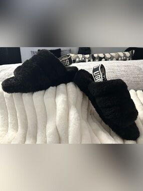 UGG Black Fluff Yeah Slippers Shearling Logo Strap Women’s size 7. *WORN TWICE*
